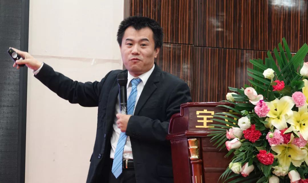 華夏易道私董會創(chuàng)始人、深圳市金融服務(wù)外包協(xié)會理事、培訓(xùn)委員會副主任委員堅鵬