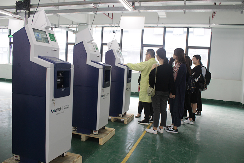 香港嶺南大學代表團參觀旭子自助終端生產(chǎn)車間