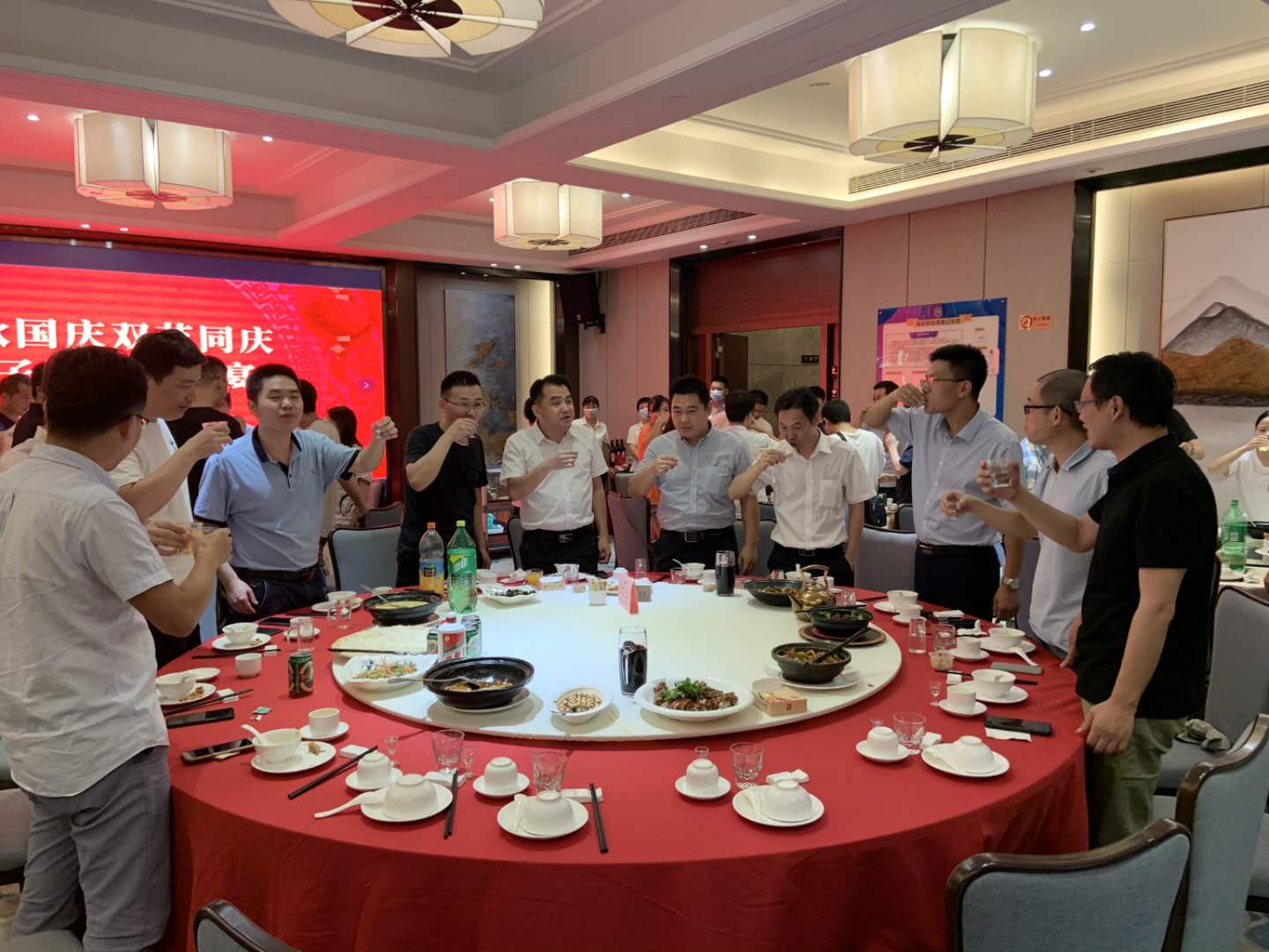 中秋國(guó)慶雙節(jié)同慶，旭子家人團(tuán)圓宴